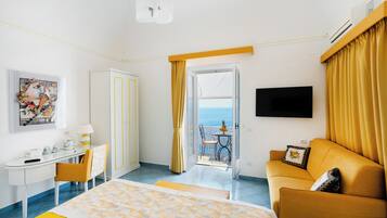 Camera Deluxe, vista mare | Biancheria da letto di alta qualità, una cassaforte in camera