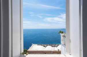 Ducha, artículos de tocador gratuitos, secador de pelo, pantuflas