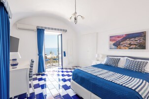 Ropa de cama de alta calidad y caja de seguridad en la habitación