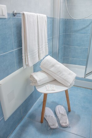 Economy Double or Twin Room | Bathroom