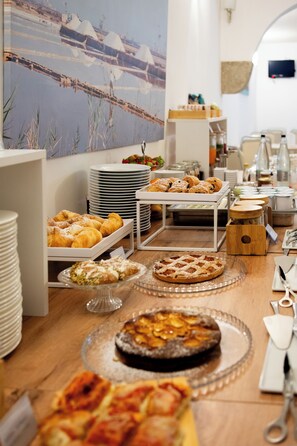 Colazione a buffet a pagamento, servita tutte le mattine 