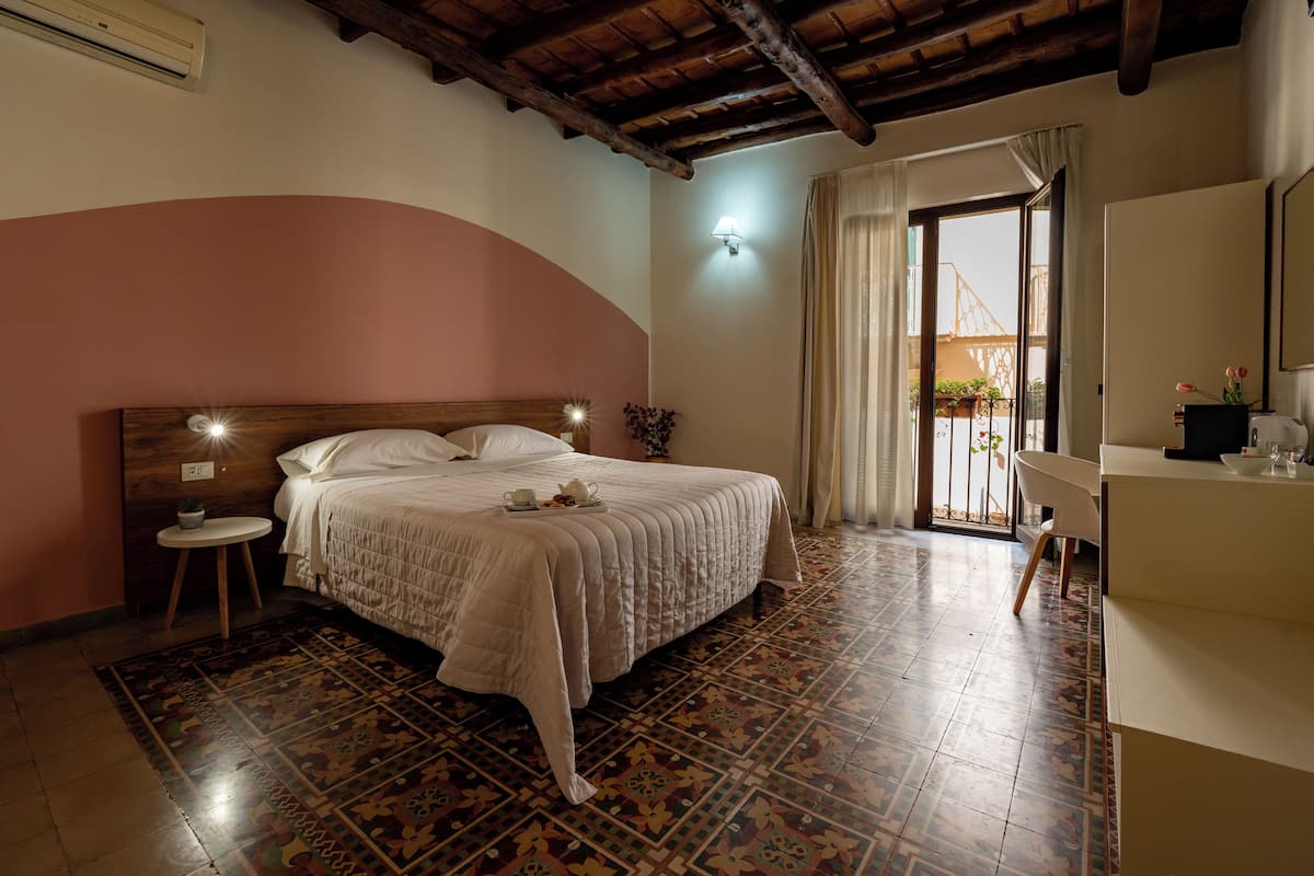 Phòng đôi hoặc 2 giường đơn tiện nghi đơn giản, có phòng tắm riêng, quang cảnh thành phố | Minibar, trang trí khác biệt, trang bị nội thất với thiết kế riêng biệt