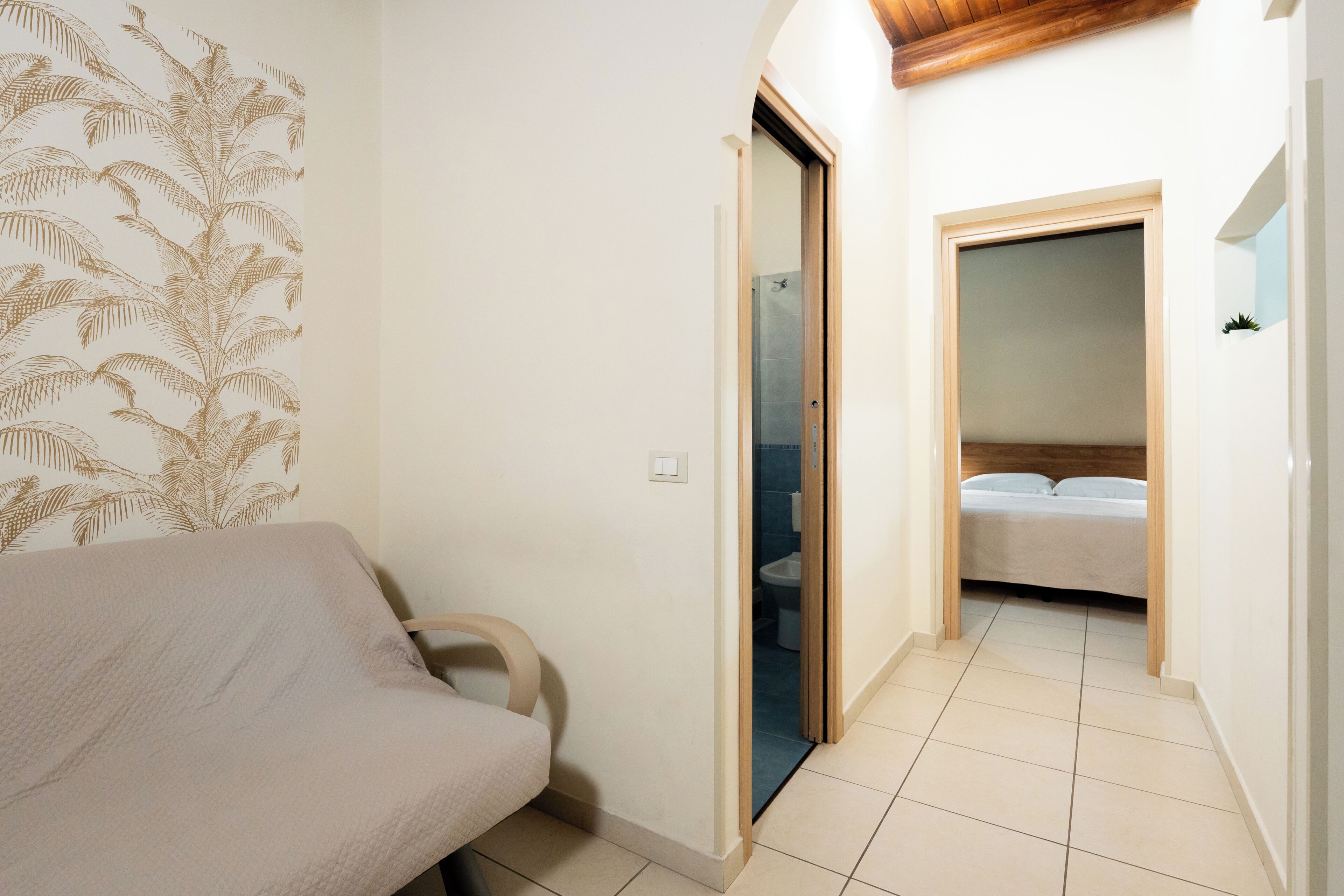 Minibar, decoración personalizada, muebles diferentes y escritorio 