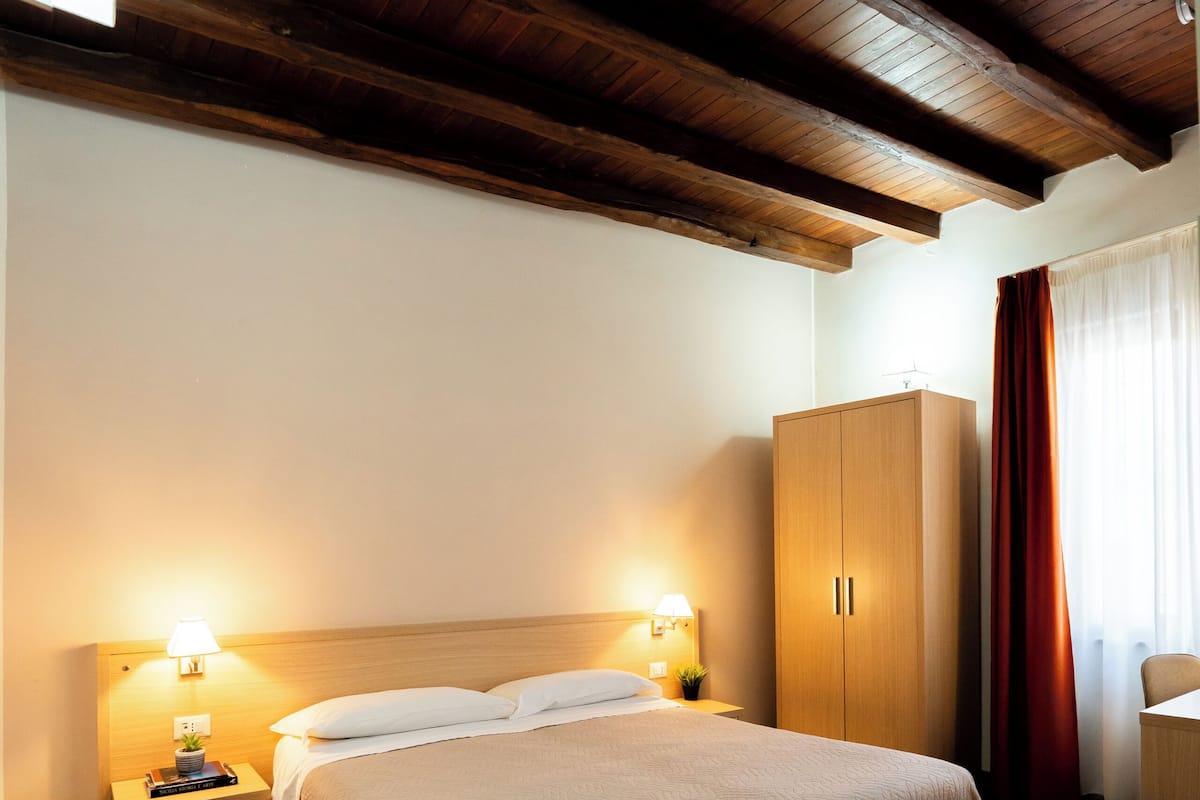 Chambre classique double ou avec lits jumeaux | Minibar, décor unique, ameublement unique, bureau