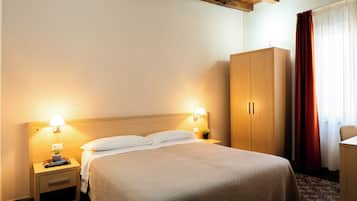 Classic Double or Twin Room | Minibar, individually decorated, individually furnished, desk