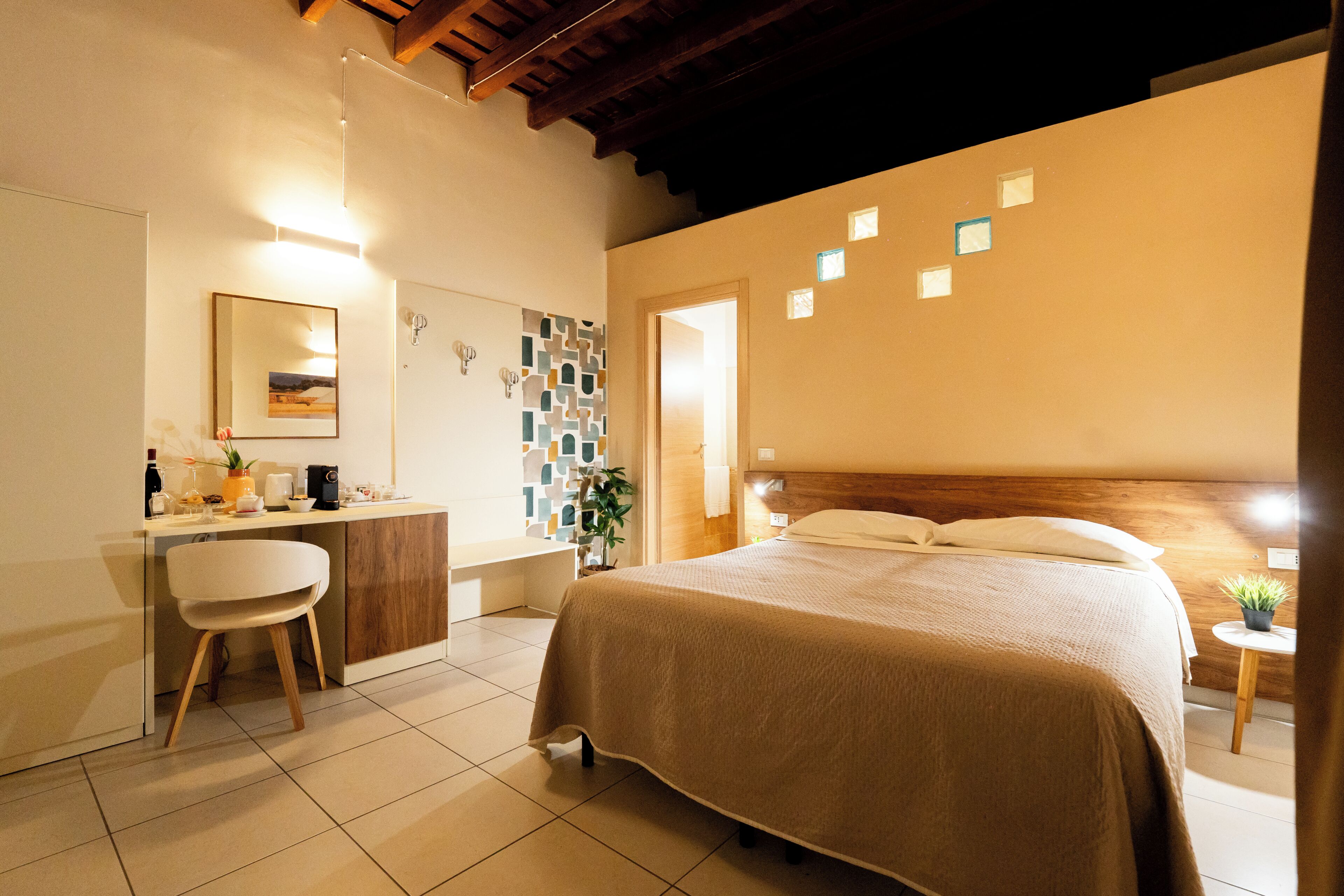 Economy Double or Twin Room | Minibar, individually decorated, individually furnished, desk