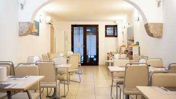 Desayuno buffet todos los días (con cargo)