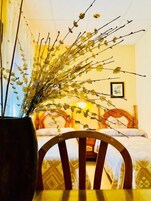 Decoración personalizada, escritorio, wifi gratis y ropa de cama 