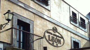 A building with a sign reading "HOTEL RESTAURANT LÉON". - Hostal León (Trujillo)