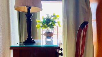 Una mesa de madera con una lámpara y una planta en maceta.