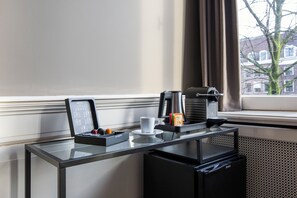Minibar, in-room safe, desk, laptop workspace - Grand Canal Boutique Hotel (Amsterdam)