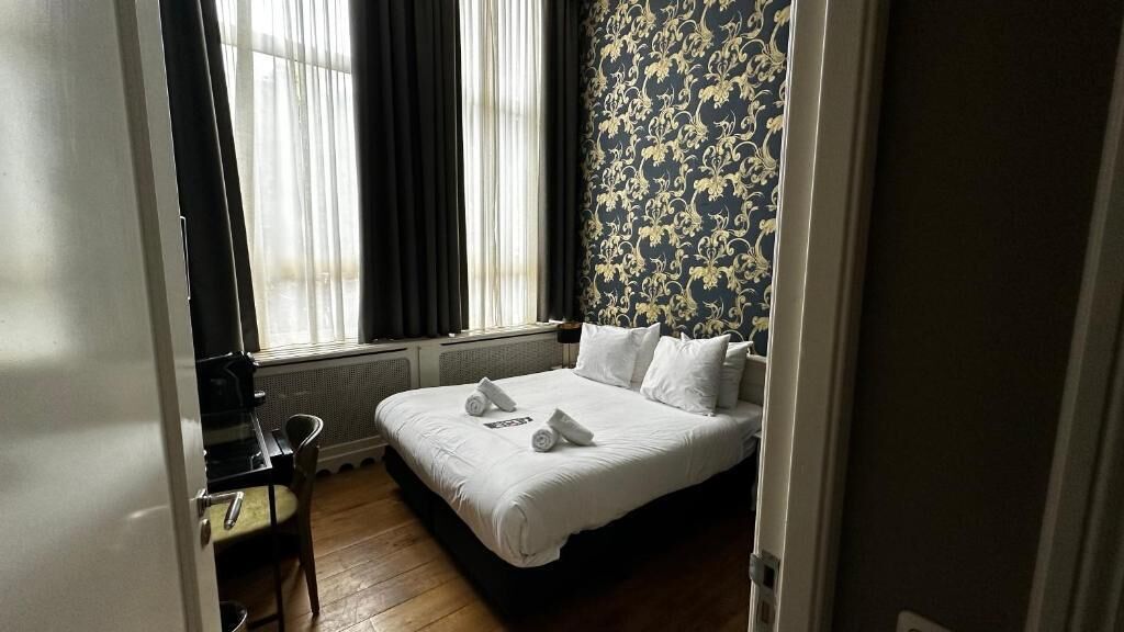 Deluxe Room, Street View