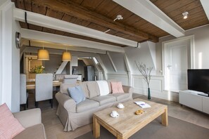 Appartamento, vista canale | Area soggiorno | TV