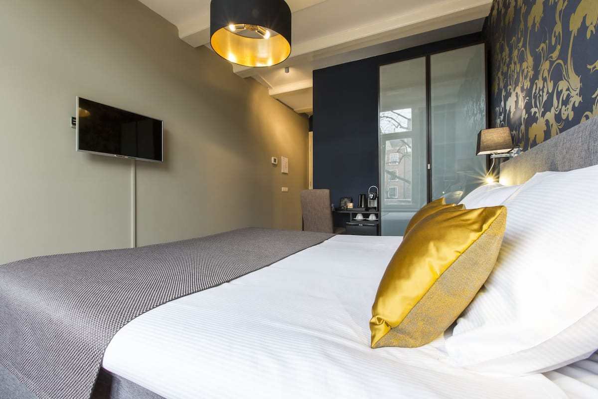 Deluxe tweepersoonskamer, uitzicht op rivier | Een gratis minibar, een bureau, een laptopwerkplek