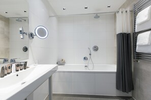Deluxe Room XL, Canal View | Bathroom | Free toiletries, towels - Grand Canal Boutique Hotel (Amsterdam)