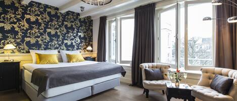 Deluxe Room | Minibar, in-room safe, desk, laptop workspace