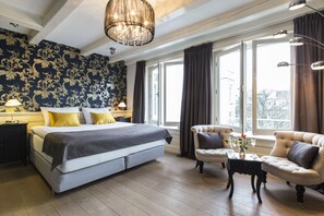 Chambre Deluxe | Minibar, coffres-forts dans les chambres, bureau