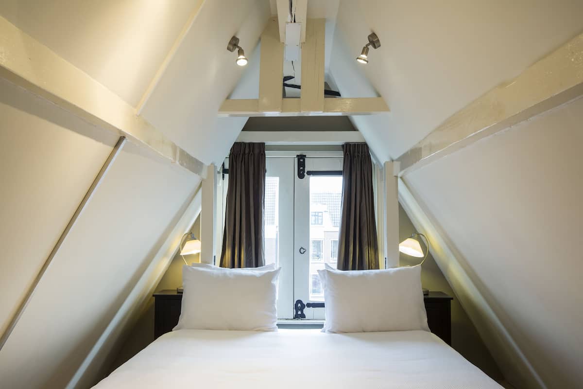 Appartement, 3 slaapkamers, uitzicht op kanaal | Een gratis minibar, een bureau, een laptopwerkplek