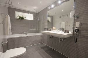 Apartment | Bathroom | Free toiletries, towels