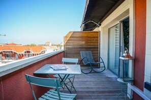 Deluxe Room, 1 Queen Bed | Terrace/patio