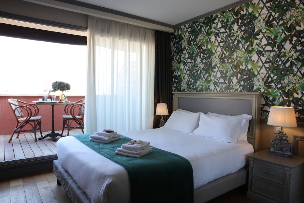 Deluxe kamer, 1 queensize bed | Luxe beddengoed, verduisterende gordijnen, gratis wifi, beddengoed