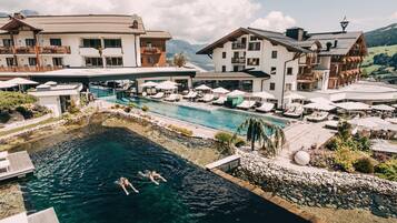 Piscina coperta, piscina all'aperto, ombrelloni da piscina, lettini