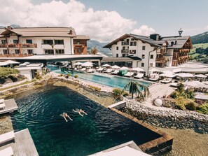 Innendørsbasseng,utendørsbasseng, bassengparasoller og solsenger