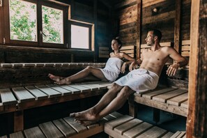 Parihoitohuone(ita), sauna, höyrysauna, vartalohoitoja