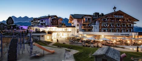 Fassade der Unterkunft – Abend/Nacht