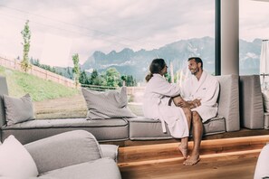 Parihoitohuone(ita), sauna, höyrysauna, vartalohoitoja