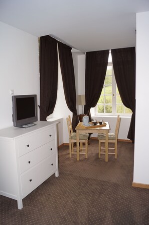 Standard Triple Room | In-room dining