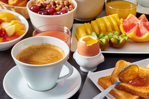 بوفيه فطور يوميًا بتكلفة قدرها (19 EUR للشخص)