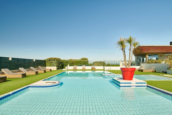 Innenpool, Außenpool (je nach Saison geöffnet), Sonnenschirme