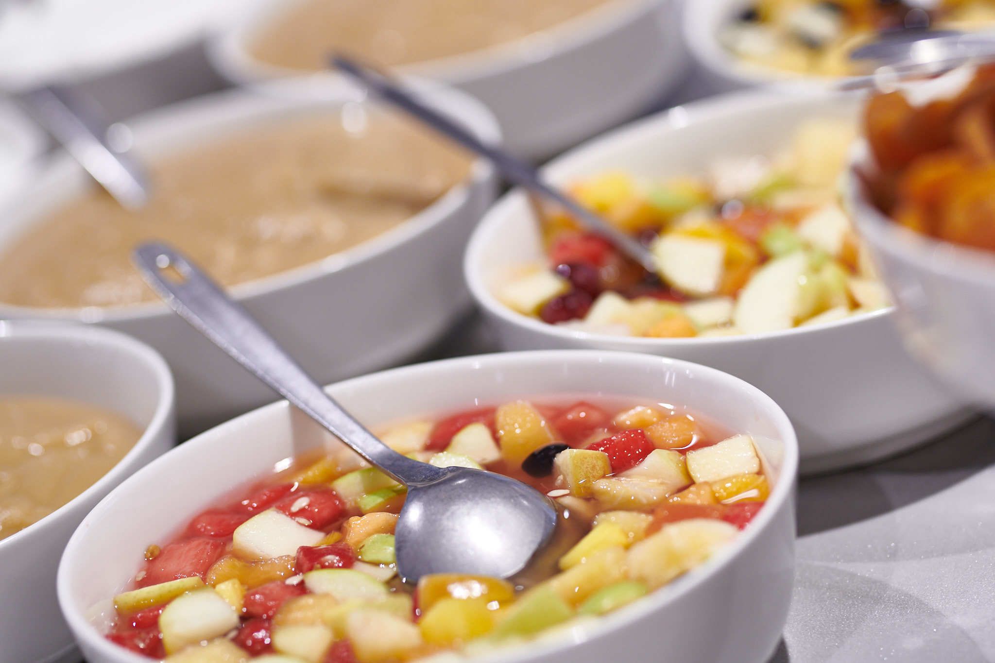 Schalen fruitsalade met lepels.