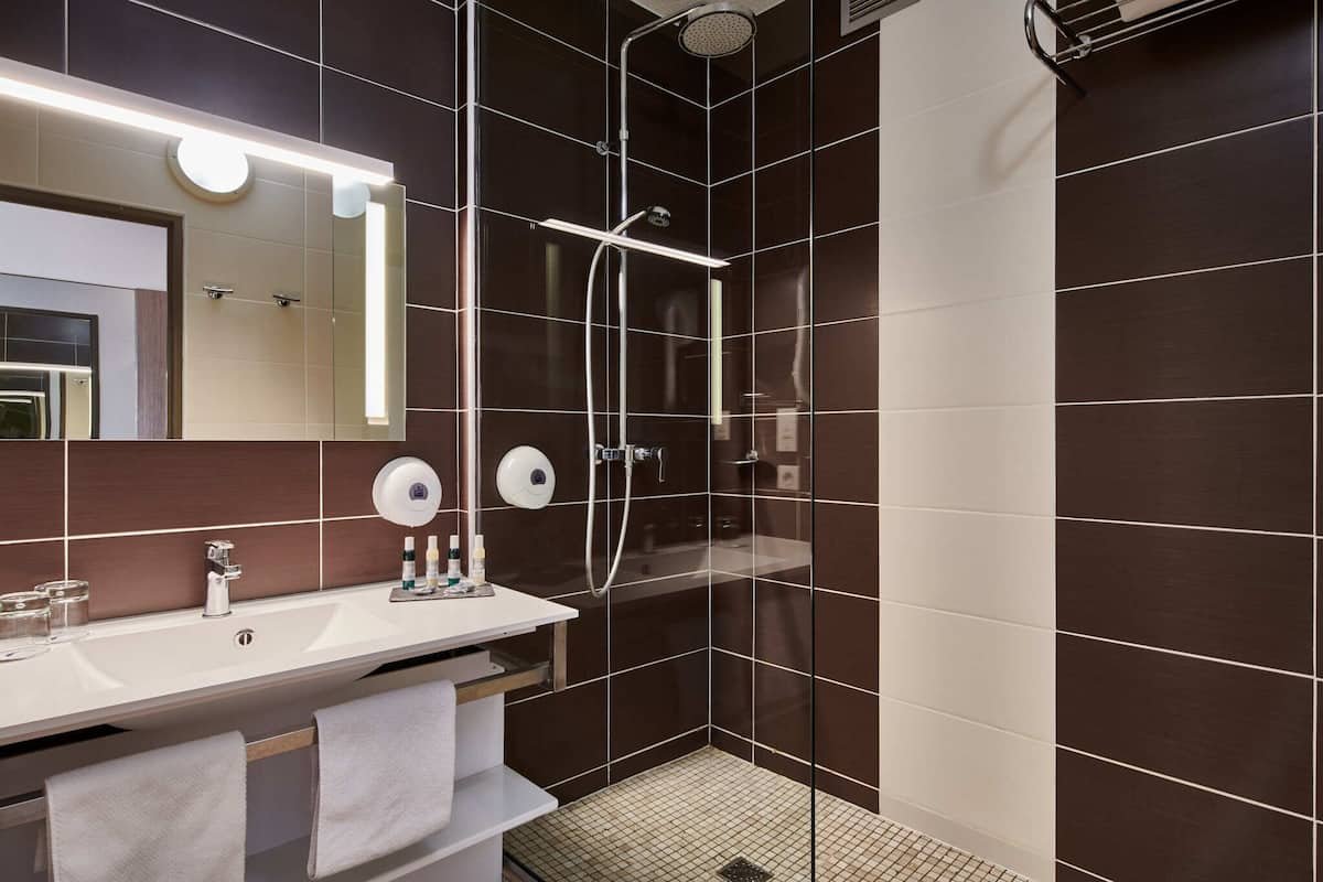 Combined shower/bathtub, hair dryer, towels