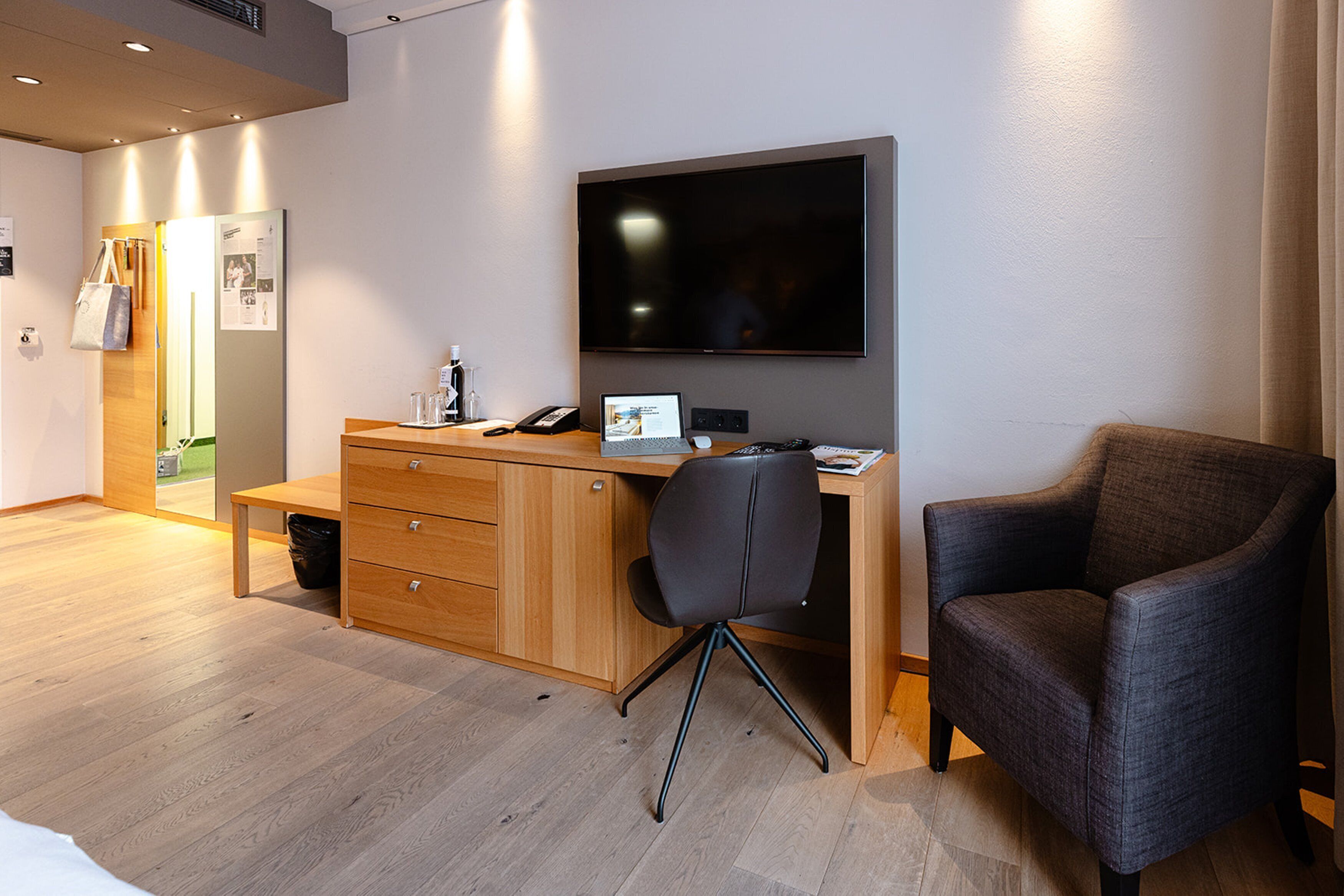 economy double room | 1 bedroom, hypo-allergenic bedding, minibar, in-room safe