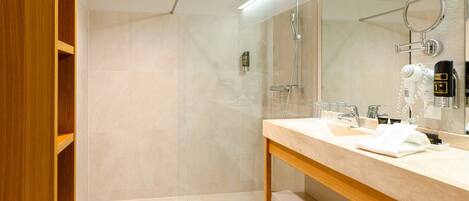 Une salle de bain moderne avec une douche à parois de verre, un meuble-lavabo en bois avec un miroir et un porte-serviettes.