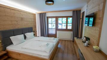 Premium Double Room | In-room safe, desk, blackout drapes, free WiFi