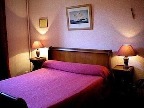 Standard Double Room, Bathtub | Desk, free cribs/infant beds, rollaway beds, free WiFi