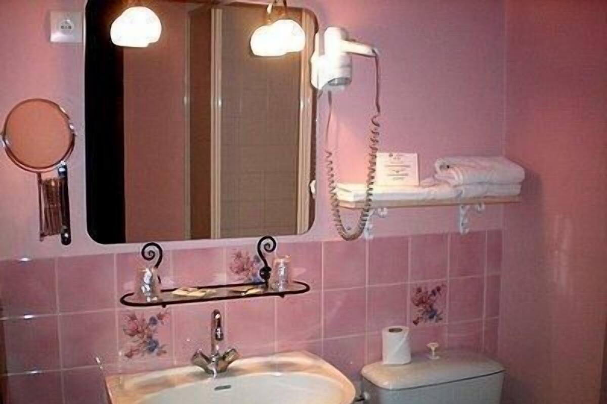 Economy Double Room | Bathroom | Hair dryer, towels