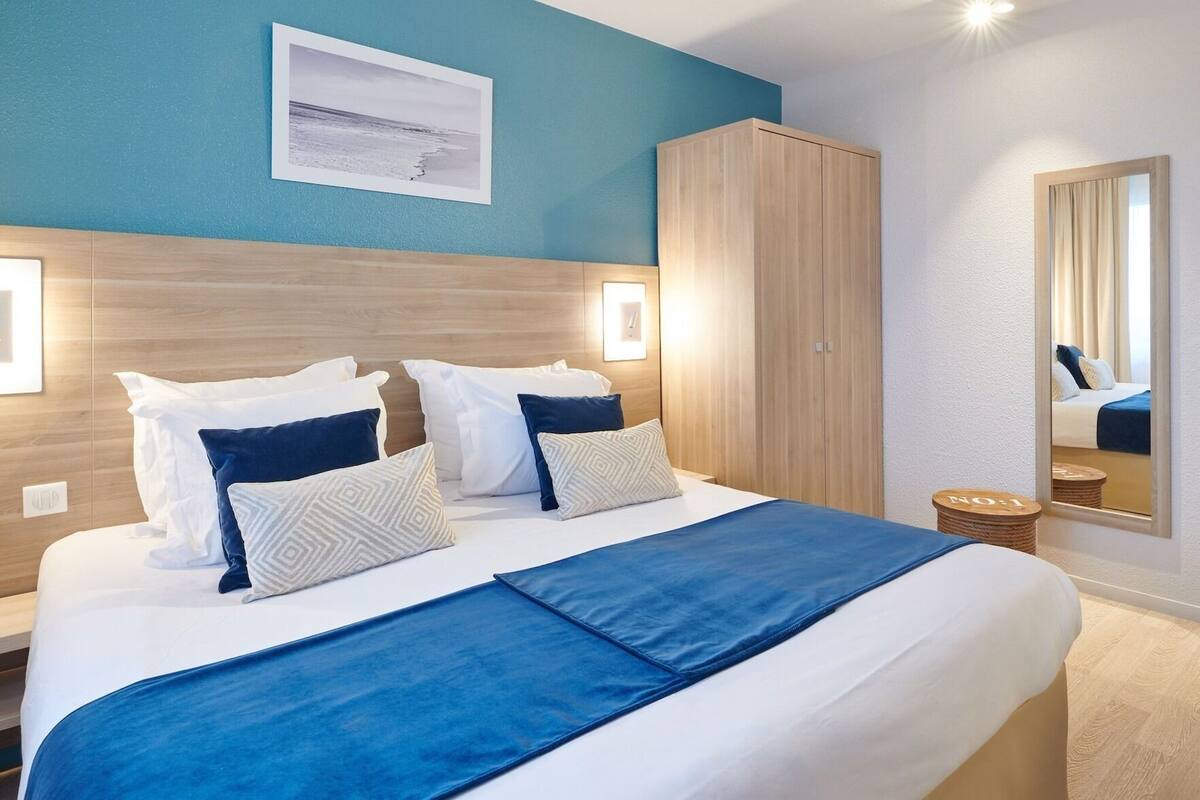 In-room safe, WiFi (free), bed sheets
