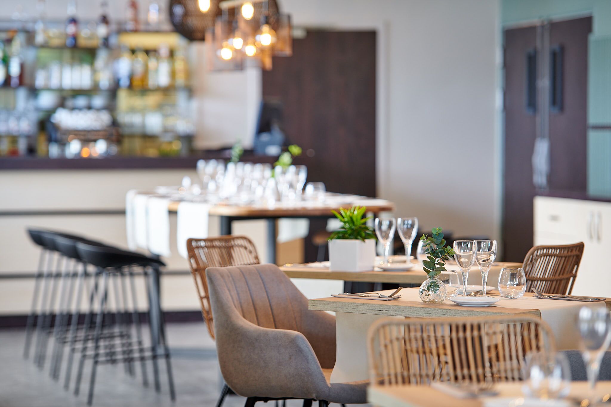 Serveert ontbijt, lunch, diner, regionale gerechten 