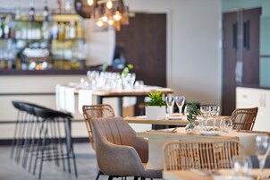 Breakfast, lunch, dinner served; Regional cuisine 