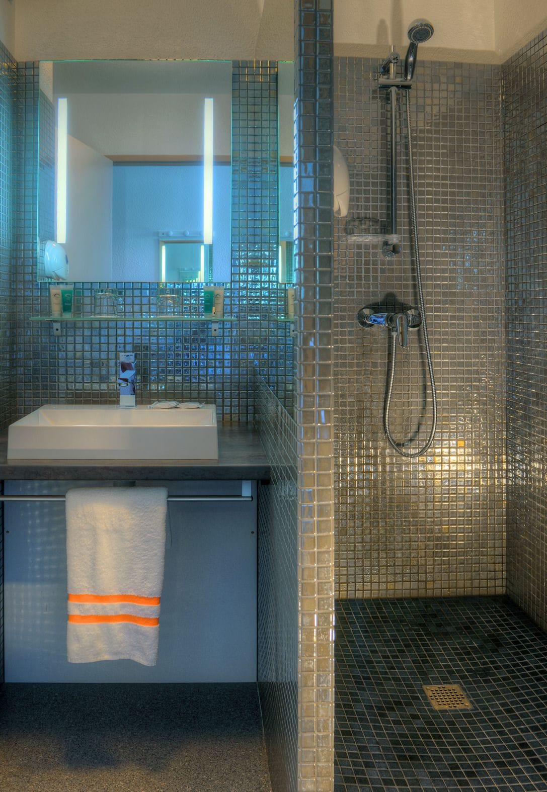 combined shower/bathtub, hair dryer, towels
