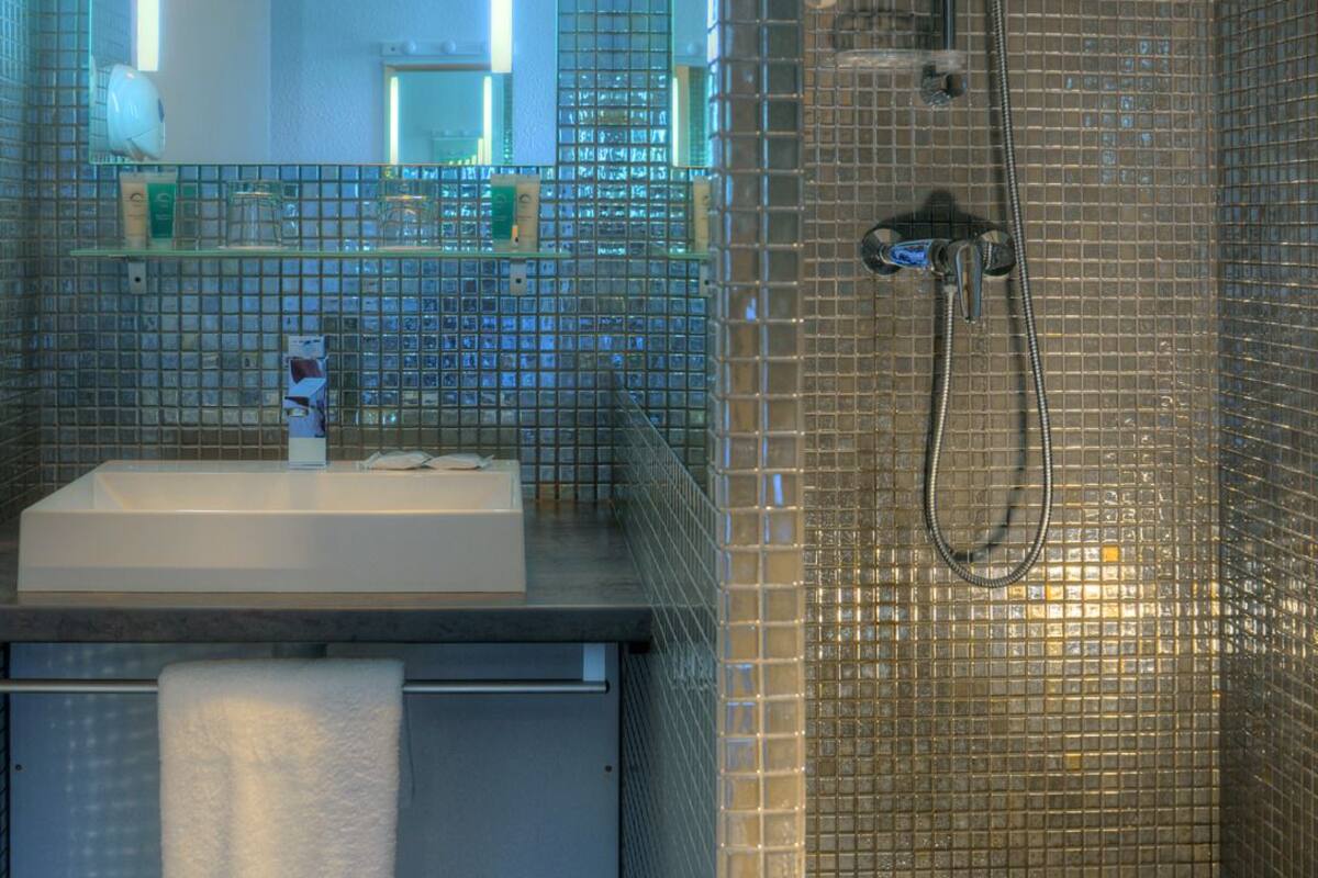 combined shower/bathtub, hair dryer, towels