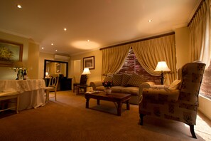 Suite Exécutive, 1 très grand lit | Minibar, coffres-forts dans les chambres, bureau, Wi-Fi gratuit