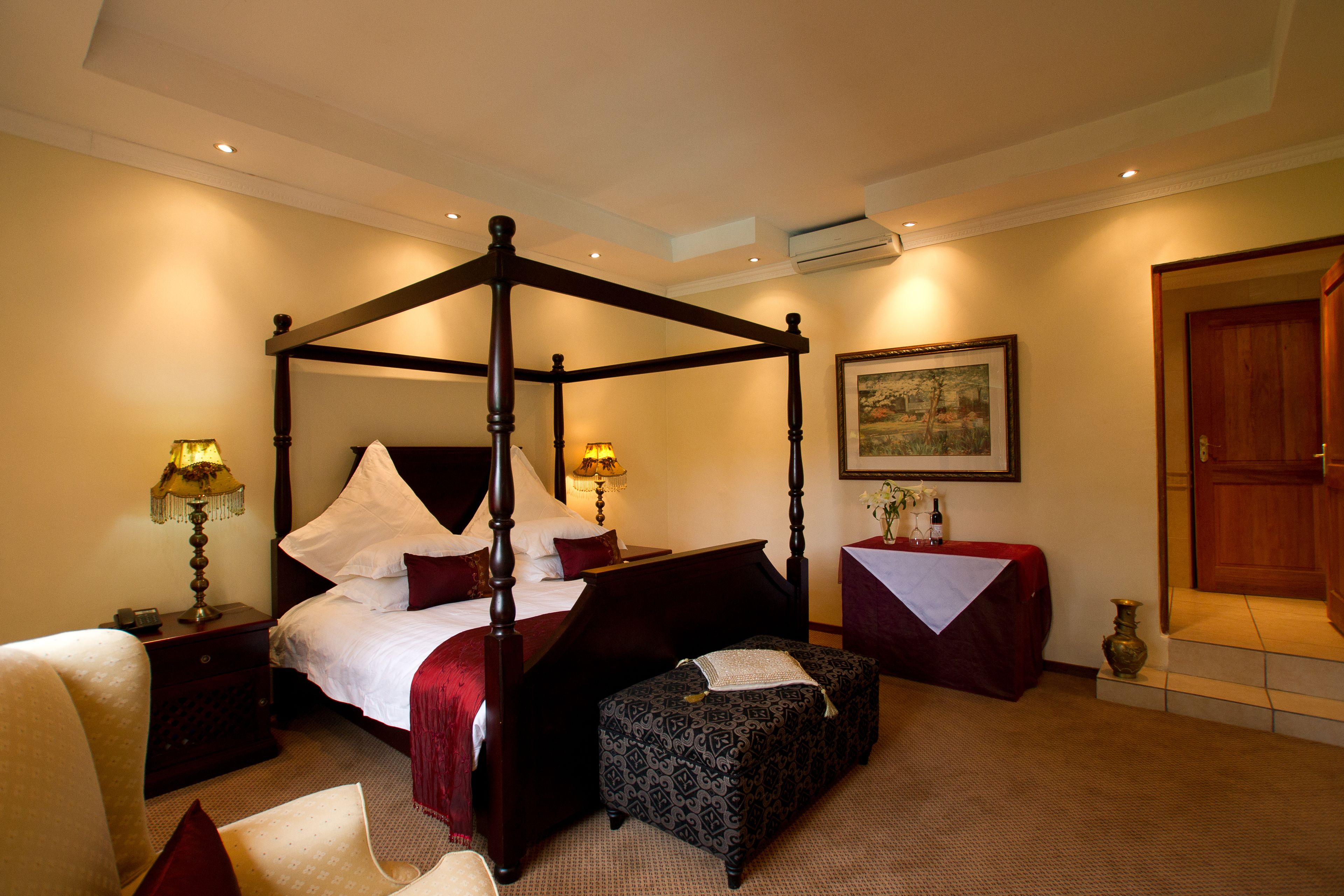 suite, 1 king bed | minibar, in-room safe, desk, free wifi