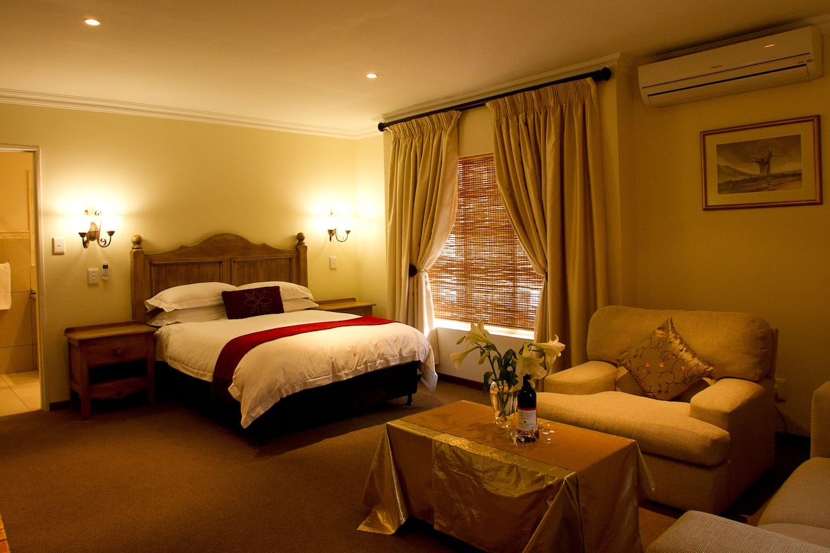 luxury room | minibar, in-room safe, desk, free wifi