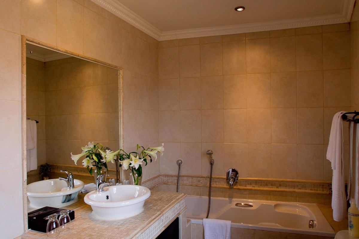 executive suite, 1 king bed | bathroom | free toiletries, towels