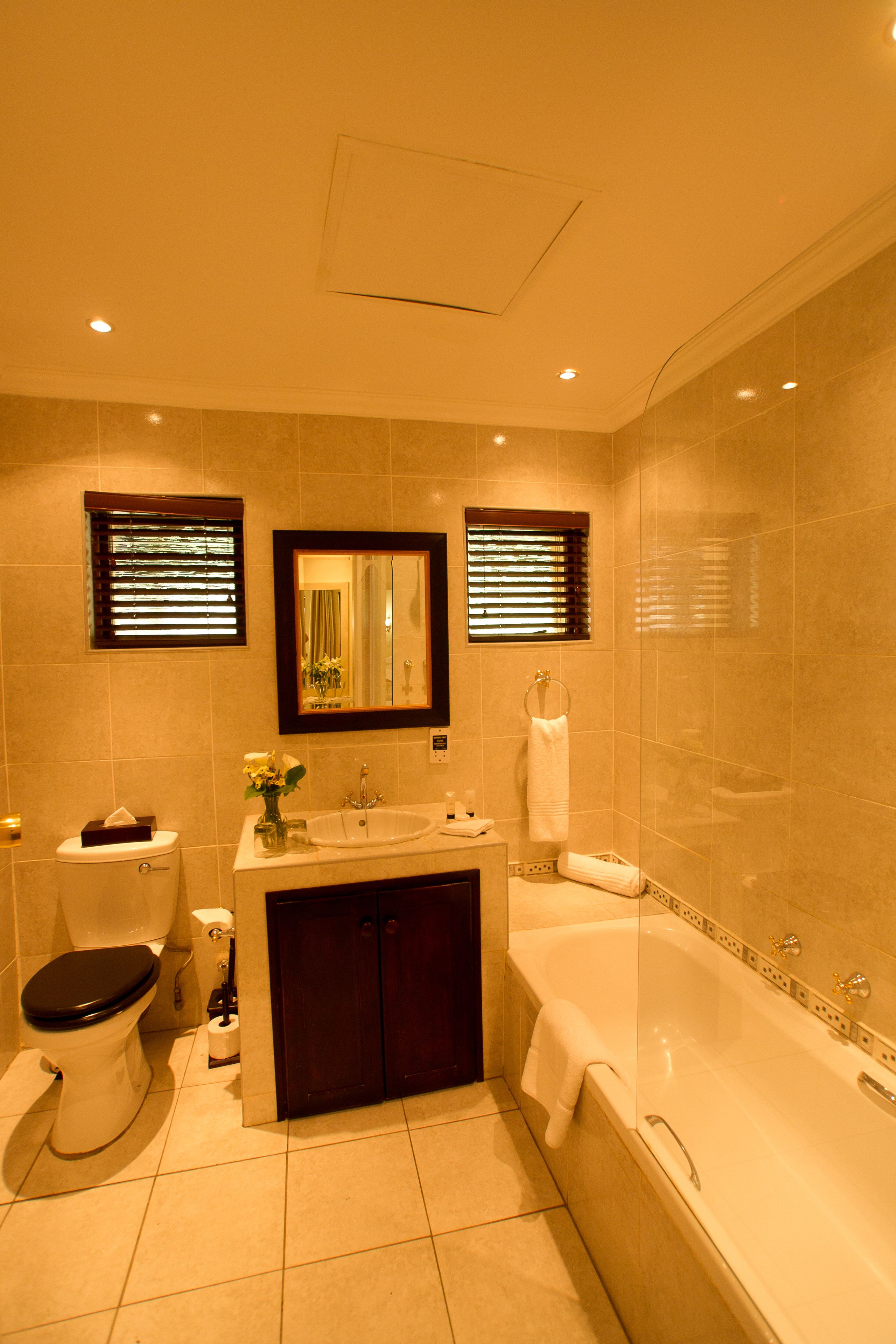 standard room, 2 single beds | bathroom | free toiletries, towels